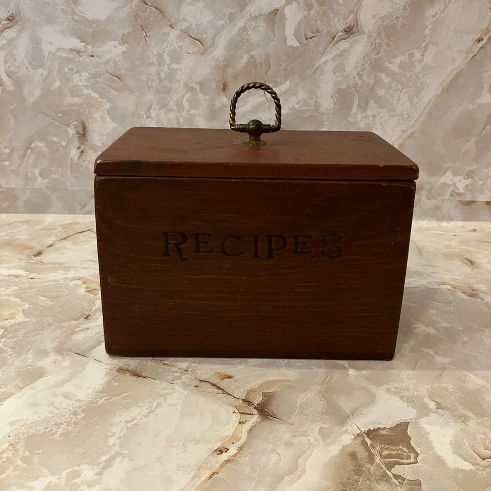 The VTG Wooden Recipe Box with Lid and Brass Handle & 4 Handwritten Recipe Cards